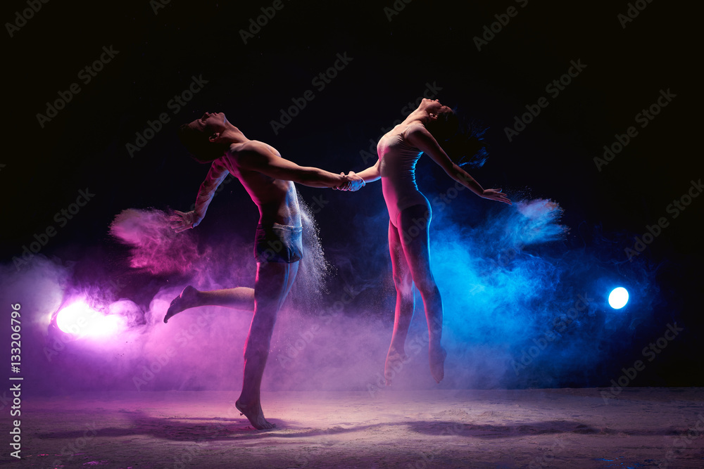 Couple dancing on the scene in cloud of powder - obrazy, fototapety, plakaty 