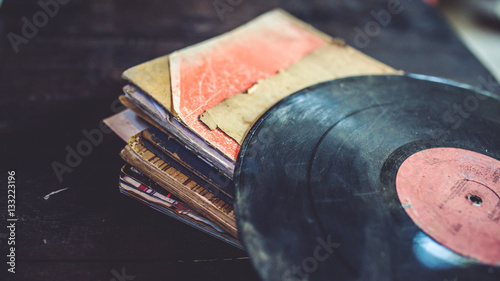 Obraz na płótnie Płyta retro czarny winyl LP na tle starego drewna grunge. (zabytkowy styl)