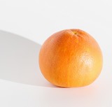 Grejpfrut. Boczne oświetlenie grejpfruta.  
