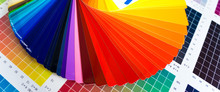 Werbetechnik / Bunter Farbfächer Für Digitaldruck Auf CMYK-Farbkarte
