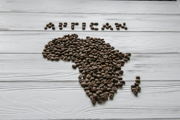  Mapa Afryki wykonane z palonych ziaren kawy na białym drewnianym teksturowanej tło i miejsca na tekst