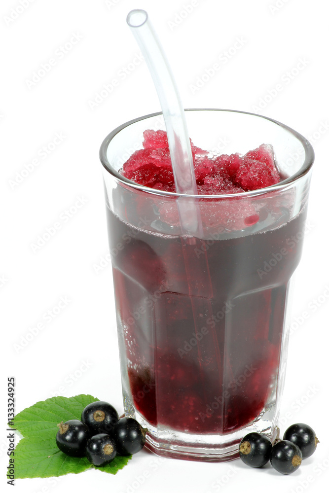 Ice Slush aus Johannisbeersaft im Glas isoliert auf weißem Hintergrund ...