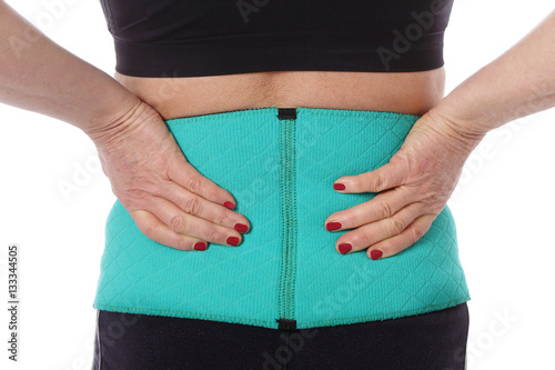 Fotografía femme senior portant ceinture lombaire de soutien médical