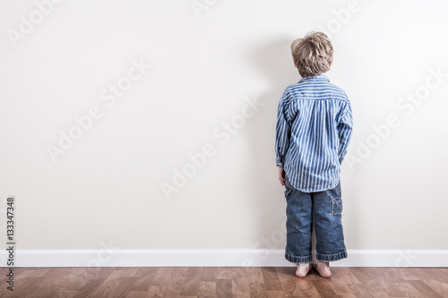 Fotomural Boy standing up against a wall