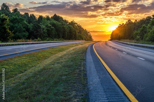 Fotografía Summer sunset over interstate