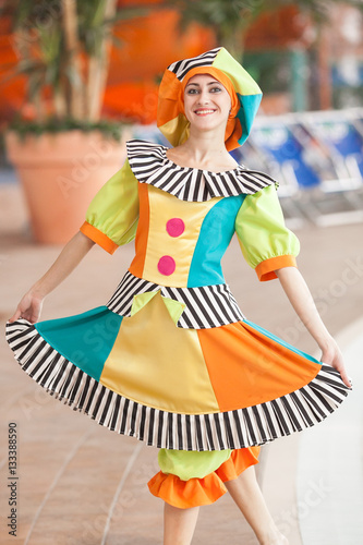 Fotografía the beautiful girl in a suit of the clown