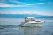 Urlaub , kleines weißes Motorboot auf dem Bodensee