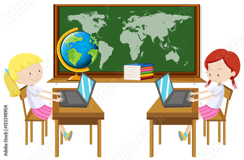 Plakat Dwa dziewczyna pracuje na komputerze w sala lekcyjnej