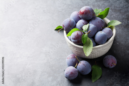 Cuadros en Lienzo Garden plums in bowl on stone table