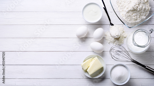 Fotomural White background with baking tools and ingredients for cakes