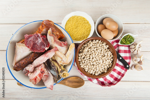 Fotografie, Obraz Ingredientes crudos para cocinar un cocido madrileño