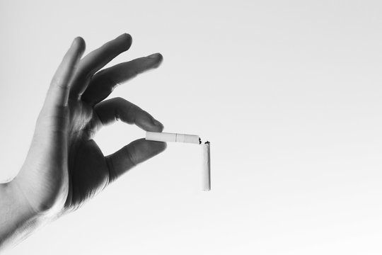 Fototapete - hand with a broken cigarettes isolated, concept of healthy lifestyle, quit smoking