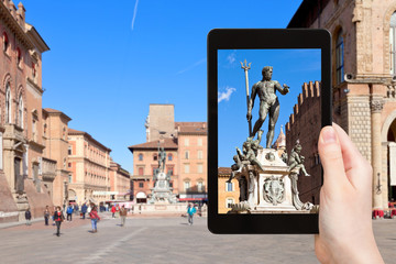 Poster - tourist photographs fountain in Bologna