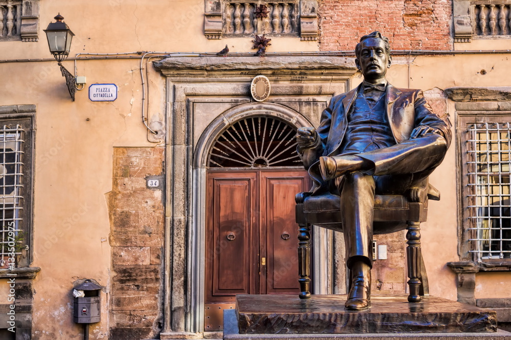Lucca, Piazza Cittadella mit Puccini-Denkmal - obrazy, fototapety, plakaty 
