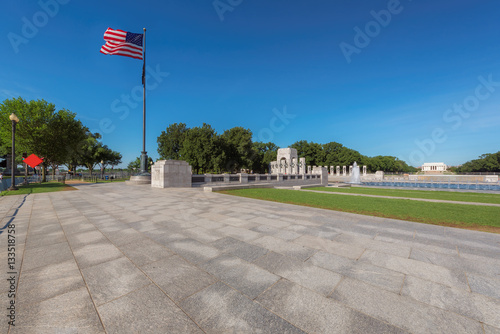 View the War memorial and the Lincoln memorial on a summer morning, Washington DC Tableau sur Toile