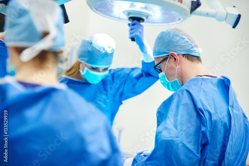 Fotografía Busy doctors over the operating table