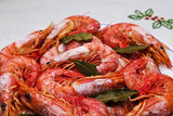 Fototapeta Miasto - shrimp in the dish on flowered tablecloth