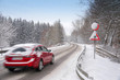Verschneite Straße mit Auto im Winter
