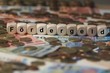 fördergeld - Holzwürfel mit Buchstaben im Hintergrund mit Geld, Geldscheine