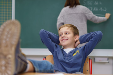 Wall Mural - zufriedener schüler in der grundschule