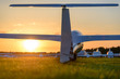 Segelflugzeug am Boden im Sonnenuntergang