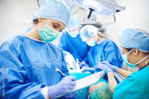 Cuadros en Lienzo Surgeon writing down some operation notes