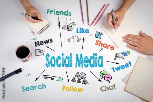 Fotografía Social Media Concept. The meeting at the white office table.