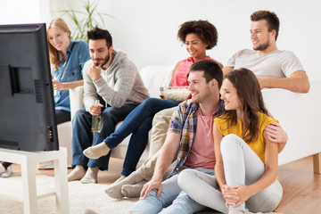 Canvas Print - happy friends with popcorn watching tv at home