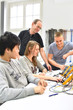 © industrieblick - Berufsausbildung: Gruppe Jugendliche und Ausbilder beim technischen Unterricht // Technical vocational training: young people and teachers