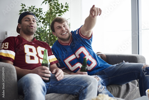 Plakat Dwóch dojrzałych mężczyzn fanów z butelek piwa