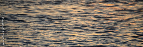 Fényképezés Sanfte Wellen in der Abendstimmung - Banner | Hintergrund