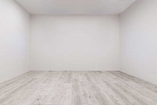 gekälktes laminat mit frisch gestrichener wand in leerem raum