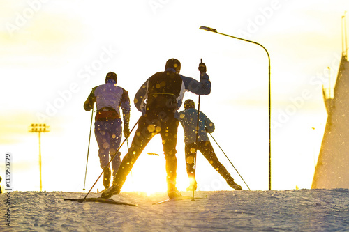 Dekoracja na wymiar  trening-na-lyzwach-sylwetki-narciarzy-sportowcy-trenuja-predkosc-jazdy-na-lyzwach