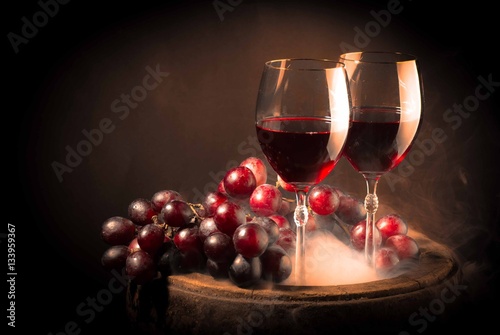 dwa-kieliszki-wina-wsrod-winogron-na-beczce