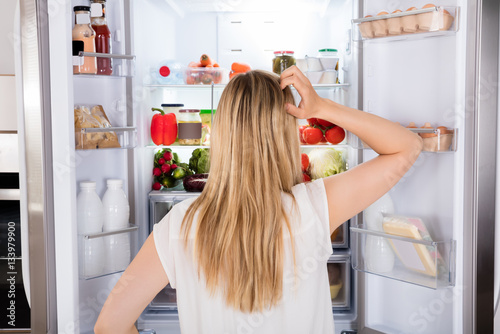 Fotomural Rear View Of Woman Looking In Fridge