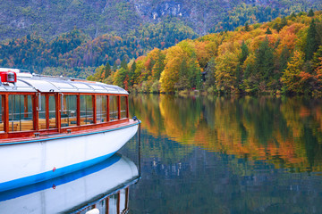 Canvas Print - Beautiful autumn scenery at lake Bohinj