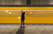 junges Mädchen vor abfahrendem Zug der U-Bahn in Berlin
