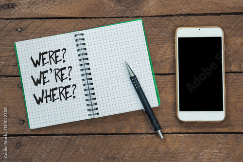 Fotografía Grammar questions were, where, we are on note pad