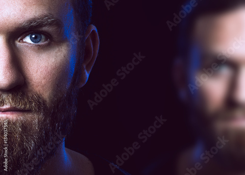 Fotografía Porträt eines Mannes vor schwarzem Hintergrund