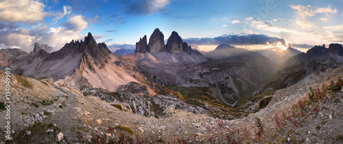Obrazy Dolomity  panoramiczny-widok-na-monte-paterno-paternkofel-i-tre-cime-di-lavaredo-drei-zinnen-o-zachodzie-slonca-dolomity-wlochy