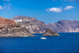 Fototapeta Niebo - Widok ze statku na wyspę Santorini, Grecja