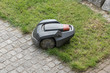 Rasen mähen - Mäh Roboter mäht selbständig den Rasen 