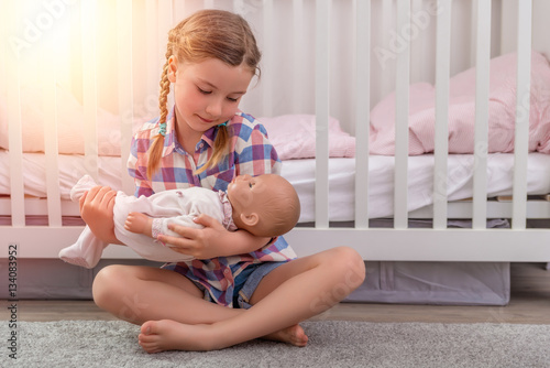 Photographie mädchen spielt mama mit puppe