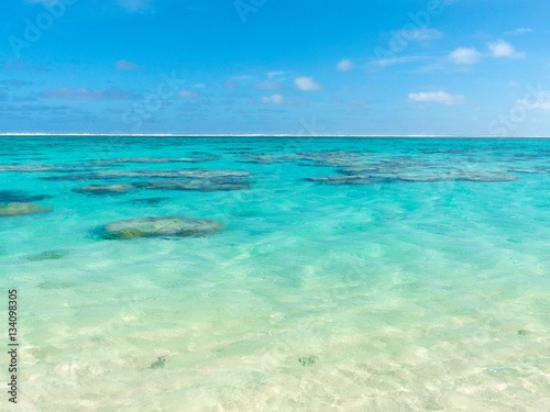 Fotografie, Obraz Sandstrand mit blauen klarem Wasser auf Rarotonga