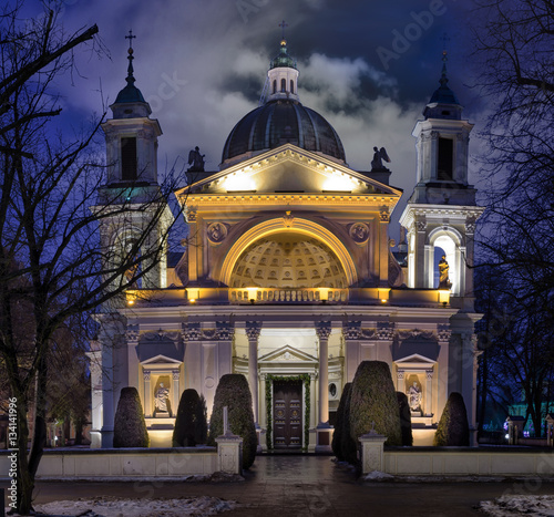kosciol-sw-anny-w-wilanowie-warszawa-widok-w-nocy-z-podswietlona-fasada