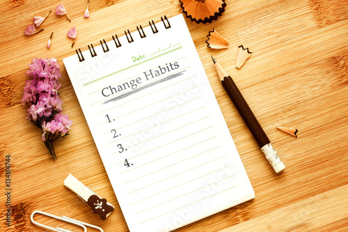 Fotografia notepad with pencil on wooden table for change habits list co