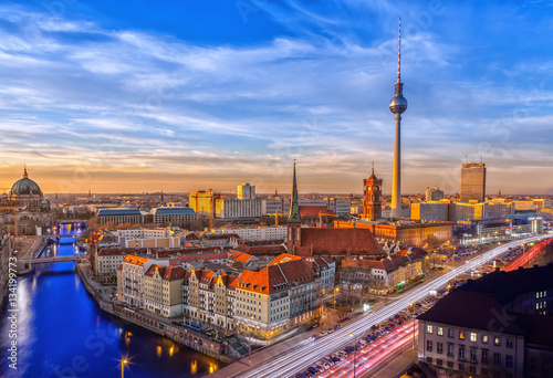 panorama-na-architekture-berlina-i-rzeke-sprewe-na-tle-blekitnego-nieba