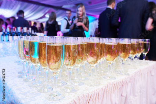 Fotografía glasses with white sparkling wine in row at restaurant event