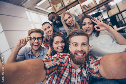 Fotomural Selfie of young smiling teenagers having fun together
