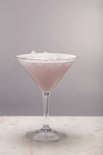 Cocktail Med Marmor Bordsyta Och Ljus Tonad Bakgrund